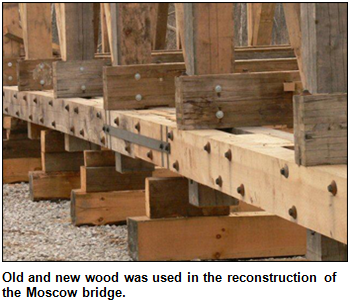Old and new wood was used in the reconstruction of the Moscow bridge.